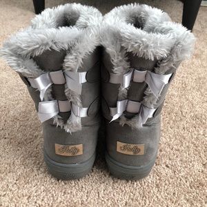 Holly boots size 9